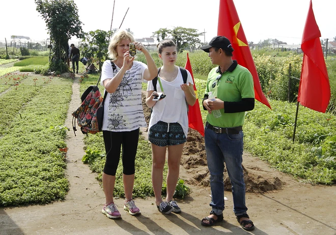 Khách nước ngoài xới đất, tưới rau ở ngôi làng 500 tuổi ảnh 5