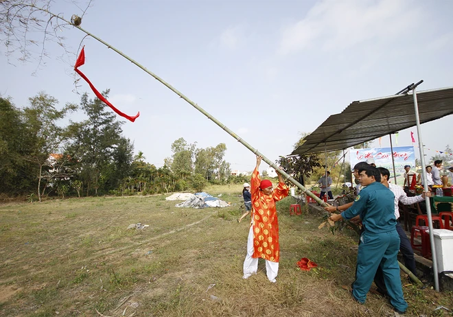 Khách nước ngoài xới đất, tưới rau ở ngôi làng 500 tuổi ảnh 7