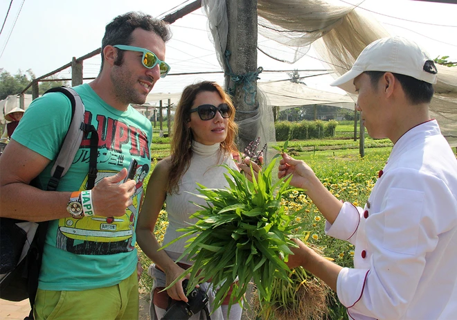 Khách nước ngoài xới đất, tưới rau ở ngôi làng 500 tuổi ảnh 12