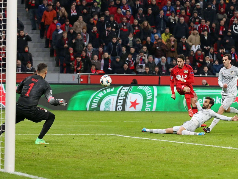 Calhanoglu đem về bàn thắng duy nhất của trận đấu