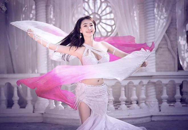 Thân hình nóng bỏng của cô giáo 9X dạy múa bụng 