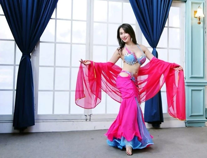 Thân hình nóng bỏng của cô giáo 9X dạy múa bụng 