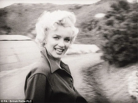 Marilyn Monroe trong chuyến đi tới Hàn Quốc năm 1954.