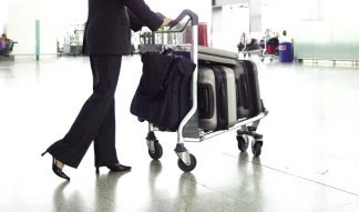 Xe đẩy xe hành lý ở sân bay. Ảnh minh họa