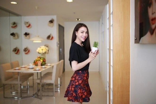 Vài năm gần đây, Trà Ngọc Hằng không tham gia nhiều sự kiện giải trí nhưng cô vẫn có cuộc sống sung túc. Hiện tại người đẹp đang sống trong một căn hộ chung cư ở TP.HCM, cô từng khoe căn hộ này với người hâm mộ. 