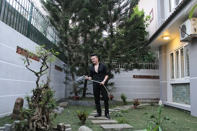 Cao Thái Sơn còn cho xây dựng khu vườn riêng để trồng cây và nuôi cá, tạo không gian gần gũi với thiên nhiên. Kể từ khi chuyển vào Sài Gòn, Cao Thái Sơn chủ yếu sống trong chung cư, căn nhà sẽ là nơi nghỉ ngơi mới của anh. Khi được hỏi về trị giá ngôi nhà, nam ca sĩ từ chối tiết lộ.