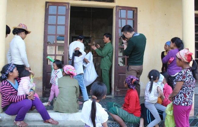 Cảnh bà con người đồng bào Chứt đến nhận gạo tại Trạm Biên phòng Rào Tre.