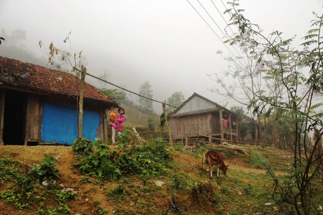 Một góc bản Rào Tre, nơi cuộc sống đã khó khăn, lại còn bế tắc trước tình trạng hôn nhân cận huyết.
