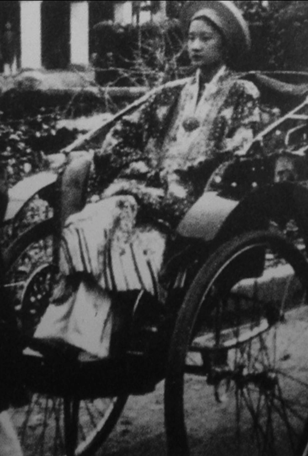 Một ảnh chụp khác của Vương phi Mai Thị Vàng, vợ yêu của vua Duy Tân lúc về già