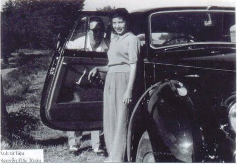 Bức ảnh ghi lại khoảnh khắc rất tình cảm của thứ phi Mộng Điệp với cựu hoàng Bảo Đại