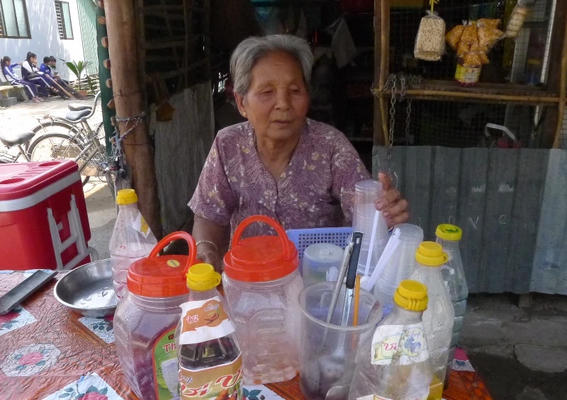 Cụ bà 87 tuổi 30 năm chèo đò đưa học sinh qua sông tìm chữ