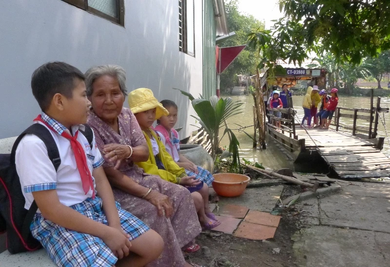 Những lúc rảnh rỗi, cụ Sáng ra bến đò kể chuyện cho các em học sinh nghe.