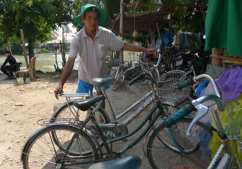 Những lúc rảnh rỗi, cụ Sáng ra bến đò kể chuyện cho các em học sinh nghe.