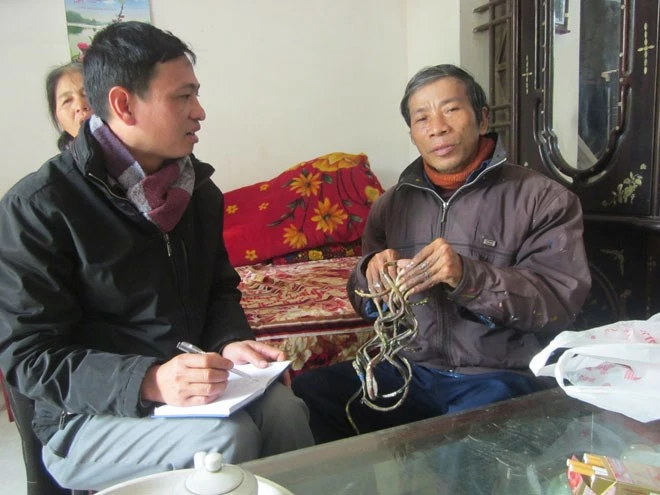 Tác giả chụp ảnh cùng vợ chồng ông Huyền.