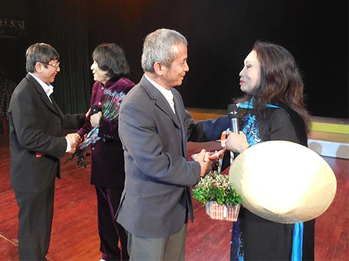 Ông Trần Thanh Hải và ông Đặng Ngọc Tùng tặng hoa chúc mừng NSND Bạch Tuyết, NSƯT Minh Vương trong chương trình Ngôi sao phương Nam tối 8-3 tại Hà Nội