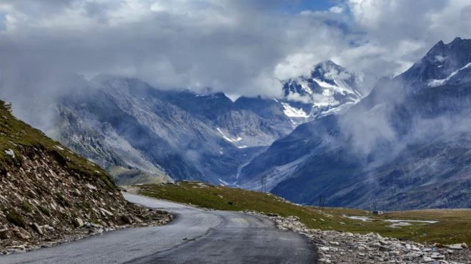 Rợn người trước những cung đường nguy hiểm nhất thế giới