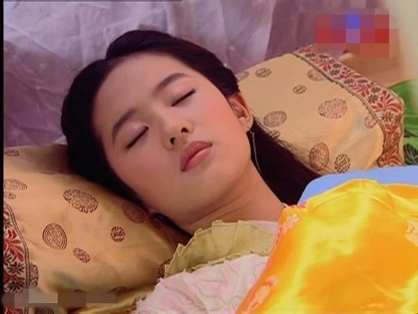 Công chúa Triệu Linh Nhi (Lưu Diệc Phi) khi ngủ vẫn đẹp như thiên thần.