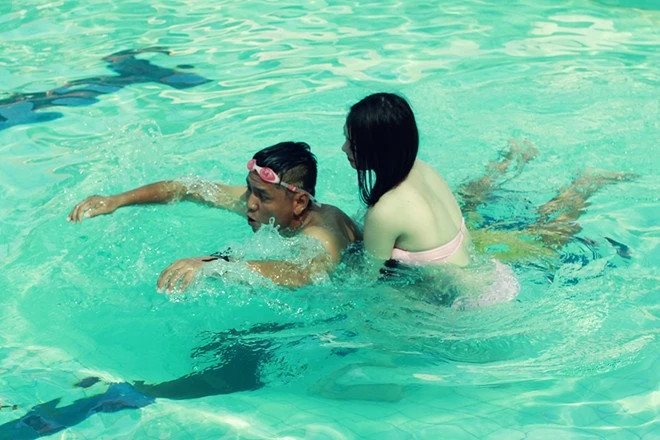 Khánh My mặc bikini dạy Đức Thịnh tập bơi trên màn ảnh