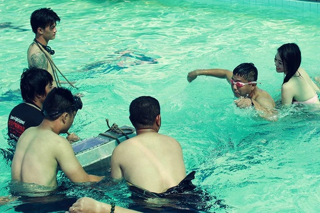 Khánh My mặc bikini dạy Đức Thịnh tập bơi trên màn ảnh