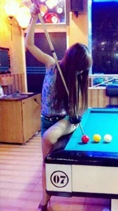 Tranh thủ không có khách, nhiều tiếp viên cũng dợt cơ để dễ lấy tiền bo.