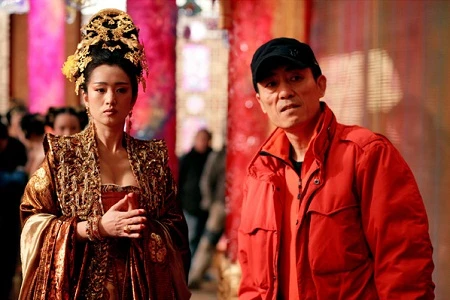 Củng Lợi và Trương Nghệ Mưu trên phim trường “Hoàng Kim Giáp” (2006)