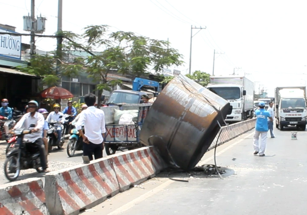Hoảng loạn vì cuộn thép gần 20 tấn rơi xuống đường ảnh 1