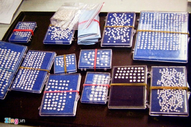 Dùng container trưng bày ma túy, còng số 8, sừng tê giác