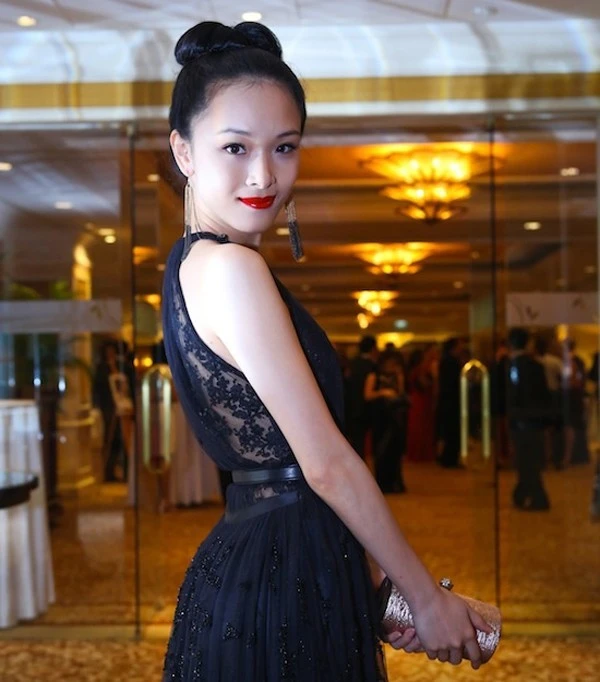 Cô được đánh giá là người đẹp có lối sống trong sạch, chưa từng vướng scandal. Thông tin Trương Hồ Phương Nga không khỏi khiến nhiều người yêu quý cô bất ngờ.