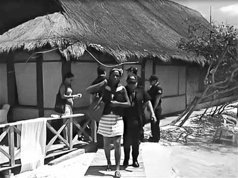 Cảnh sát Colombia bắt giữ Kelly Johana (mặc váy) sau khi đột kích một căn nhà làm “điểm hẹn” môi giới mại dâm trẻ em ở thành phố du lịch Cartagen vào ngày 13-10.