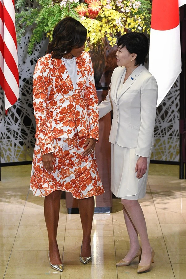 Phu nhân Tổng thống Mỹ diện đồ đa sắc khi tới châu Á ảnh 2