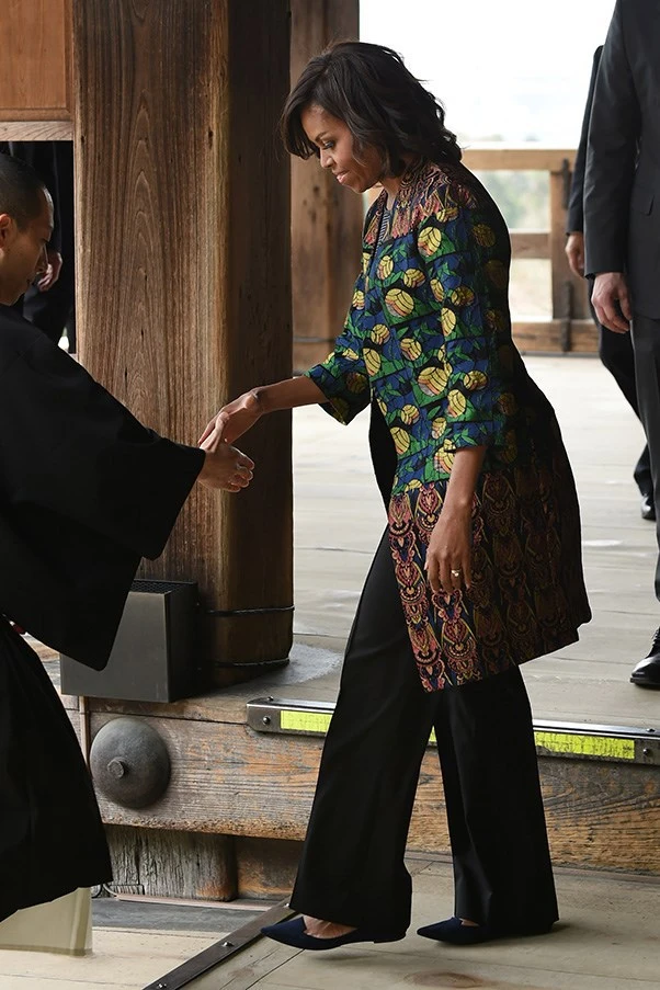 Phu nhân Tổng thống Mỹ diện đồ đa sắc khi tới châu Á ảnh 3