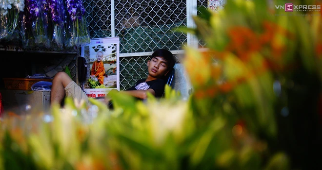 Chợ hoa đêm không ngủ ở Sài Gòn ảnh 9