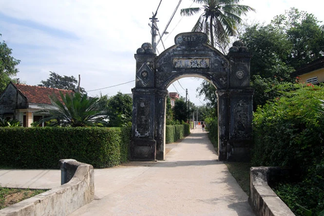 Cổng làng Vinh Thạnh ở xã Phước Lộc, huyện Tuy Phước, do bộ Công cấp kinh phí xây để tưởng nhớ cụ Đào Tấn - Ảnh: H.V.M. Cổng làng Vinh Thạnh ở xã Phước Lộc, huyện Tuy Phước, do bộ Công cấp kinh phí xây để tưởng nhớ cụ Đào Tấn - Ảnh: H.V.M.