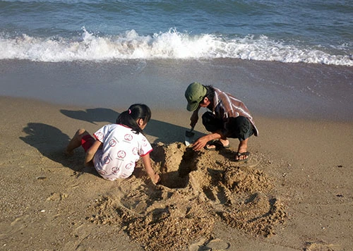 Cảm động người cha tự “phát minh” cách chữa bệnh cho con ảnh 4