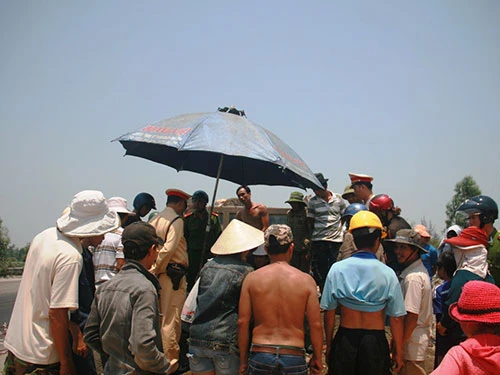 Rất nhiều người có mặt tại hiện trường theo dõi sự việc