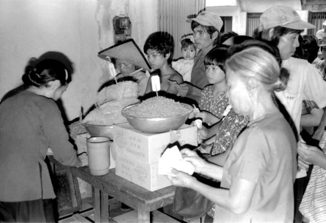 Người dân TP.HCM xếp hàng đợi mua gạo ở một cửa hàng lương thực năm 1985 - Ảnh tư liệu