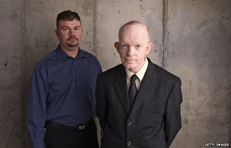 Matt Leininger (trái) và Mark Landis (phải)