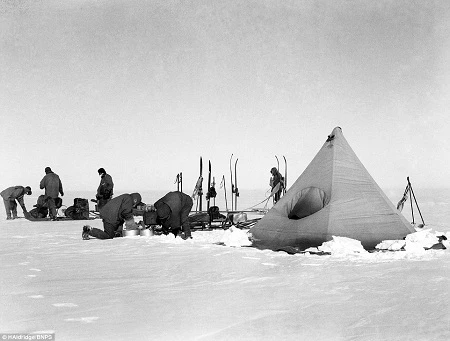 Đoàn thám hiểm dựng trại nghỉ ngơi, chống chọi với cái lạnh -57 độ C.