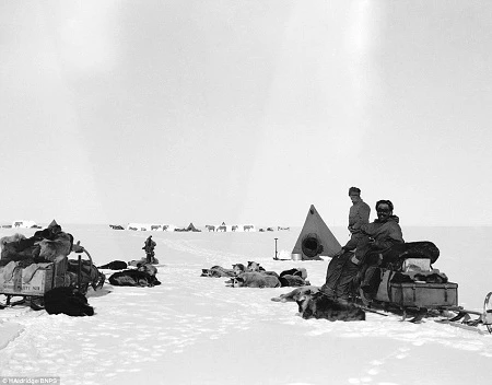 Đoàn thám hiểm dựng trại nghỉ ngơi, chống chọi với cái lạnh -57 độ C.