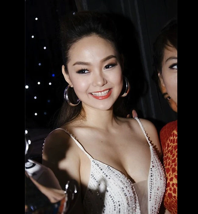 Người đẹp Việt “đốt mắt” với váy 2 dây trễ nải ảnh 5