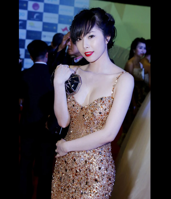 Người đẹp Việt “đốt mắt” với váy 2 dây trễ nải ảnh 14