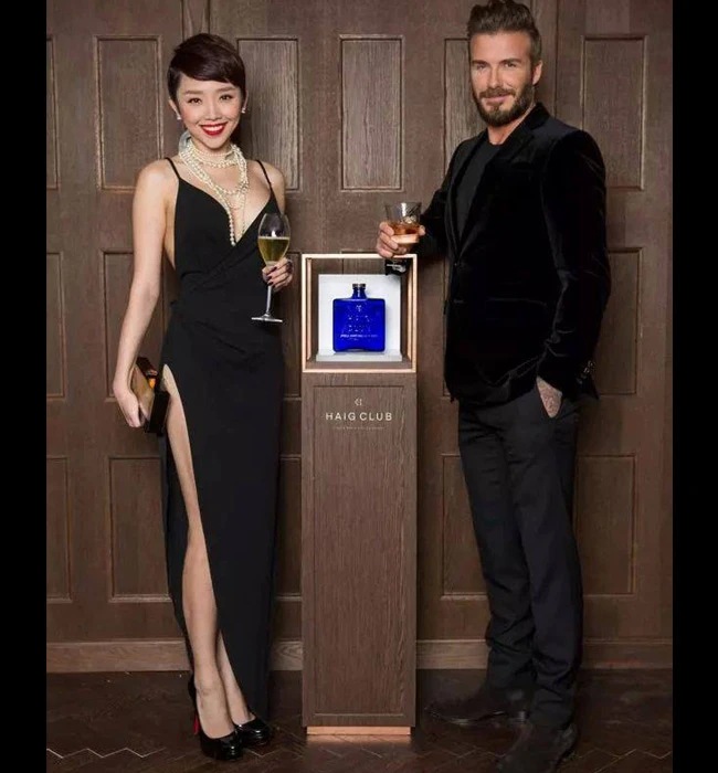 Người đẹp Việt “đốt mắt” với váy 2 dây trễ nải ảnh 3