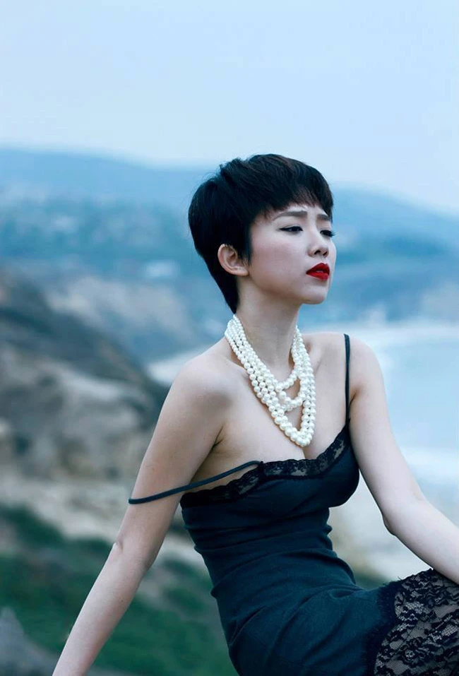 Người đẹp Việt “đốt mắt” với váy 2 dây trễ nải ảnh 2