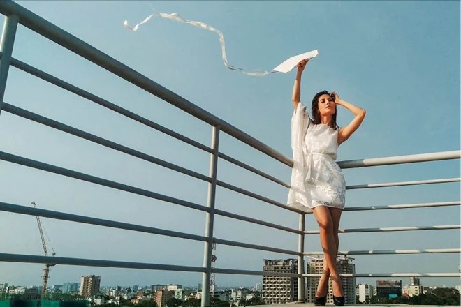 Bộ ảnh có tên gọi Tình yêu và Sài Gòn gồm các thiết kế đơn giản nhưng vô cùng tinh tế của Adrian Anh Tuấn. “Tôi chú trọng sự tinh tế từ chất liệu đến những đường gấp chân váy, đăng ten, họa tiết, nút đơm, sao cho tổng thể thiết kế mang lại sự hài hòa và có hồn nhất”, nhà thiết kế trẻ cho hay.