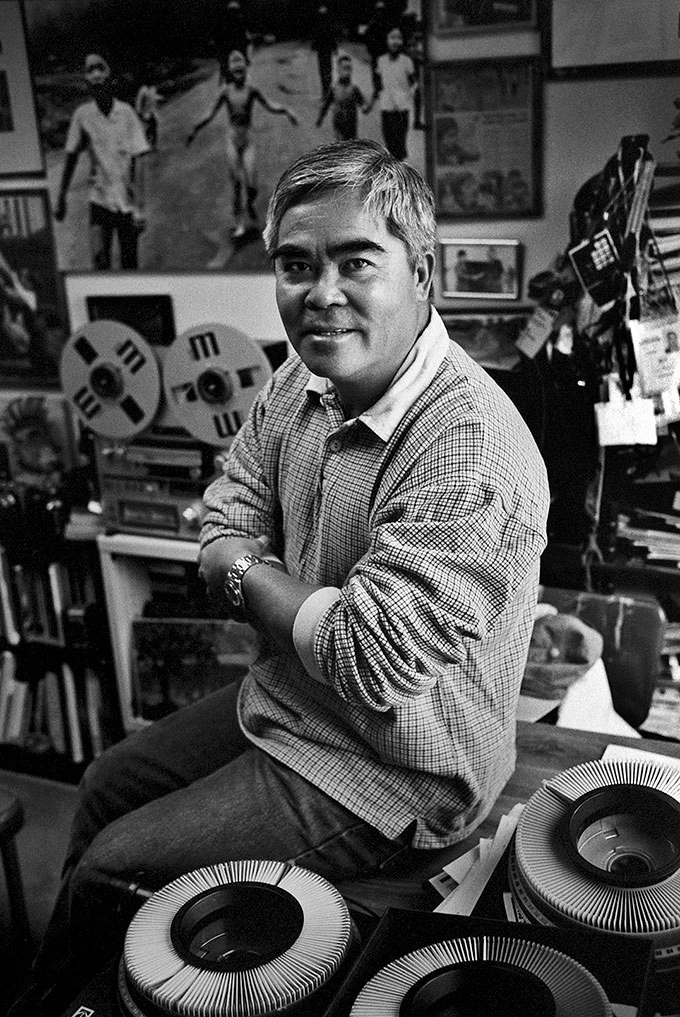 Phóng viên ảnh chiến trường Nick Út trong văn phòng làm việc tại thành phố Los Angeles, Mỹ - Ảnh chụp năm 2009