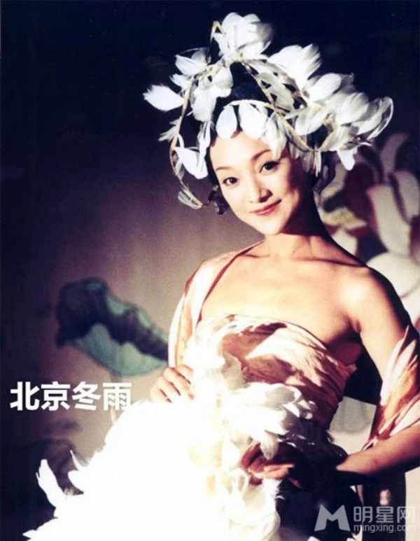 Hồi 16 tuổi, Châu Tấn đã sớm là mỹ nhân. Cô khi đó chưa đóng phim nhưng là nhân vật quen thuộc của các tạp chí ảnh. Đôi mắt to tròn và khuôn miệng nhỏ xinh của Châu Tấn luôn hút hồn người đối diện.