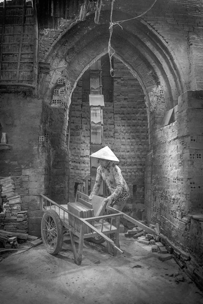 Một phụ nữ đang làm việc tại nhà máy gạch ở thành phố Sa Đéc, tỉnh Đồng Tháp - Ảnh chụp năm 2014