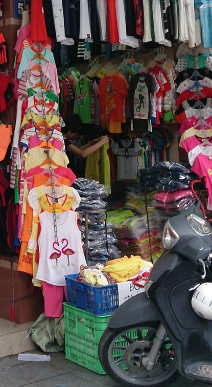 Xuất hiện áo trẻ em in chữ nhạy cảm ở Hà Nội ảnh 3