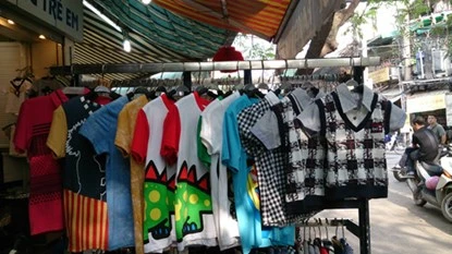 Xuất hiện áo trẻ em in chữ nhạy cảm ở Hà Nội ảnh 2