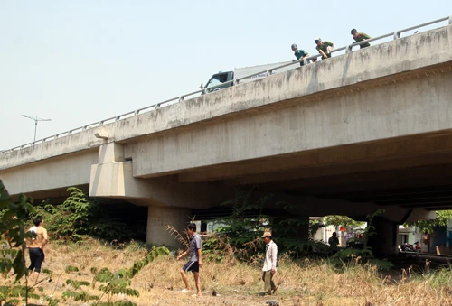 Vị trí mà người tình nghi cướp giật nhảy xuống cầu Bình Lợi mới. Ảnh: An Nhơn